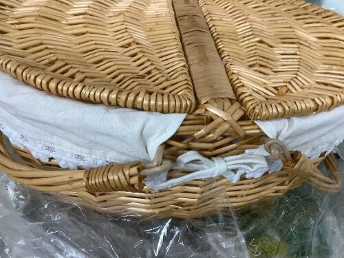 Wicker Picnic Basket with Lid, Removable Liner, and Double Swing Handle for Versatile Outdoor and Indoor Use