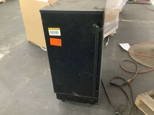 15 in. 82 lbs. /24H Freestanding/Built-in Full Size Cubes Ice Maker - Broken Prong on Plug