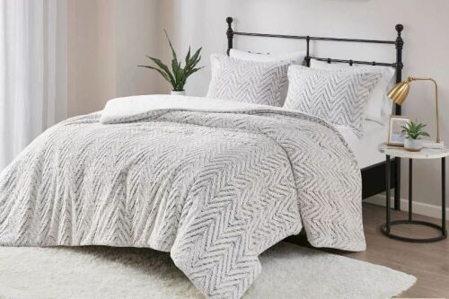 Aurora Ultra Plush Down Alternative Comforter Set, King/Cal King - Lot 272