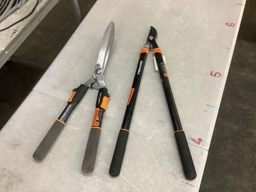Fiskars 28 in. Bypass Lopper & 9 in. Telescoing Handle Hedge Shears