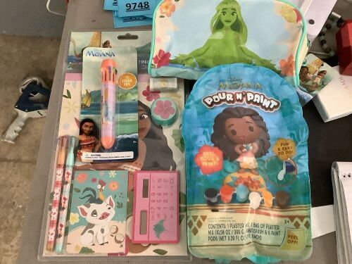 Disney Moana 7-Piece Stationery/School Supply and Pour N' Paint Set