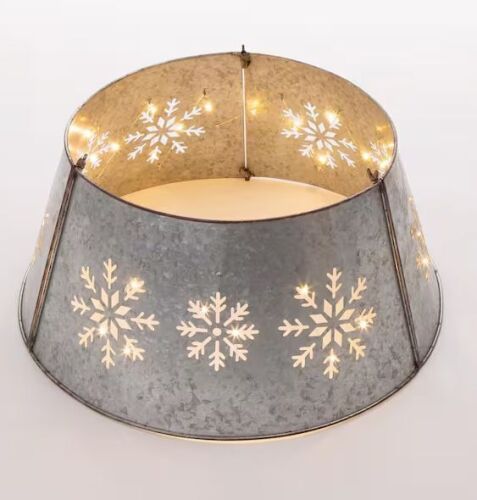 Glitzhome 21.65 in. D Snowflake Diecut Metal Tree Collar with Light String