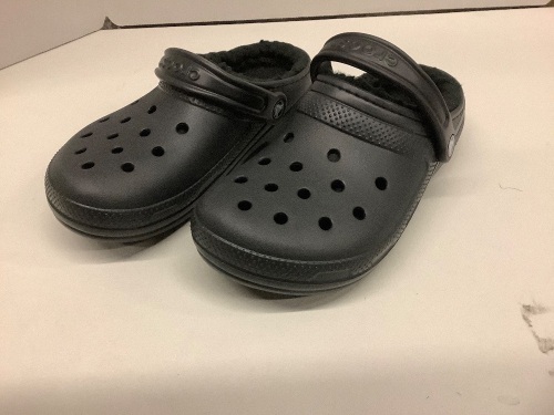 Crocs, Lined, Youth Boys size 5, or Women's Size 7 - Lot 135