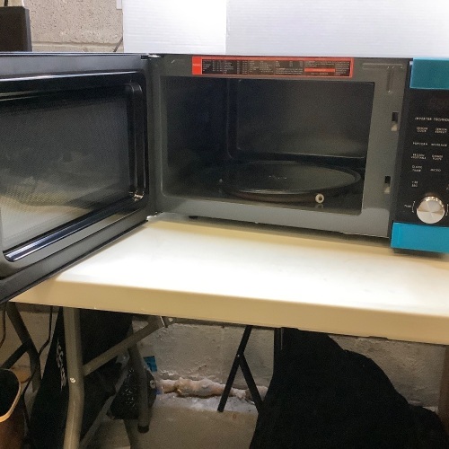 Galanz 1.3 Sensor and Inverter Microwave Oven, Stainless Steel Trim, Appears New - Lot 227