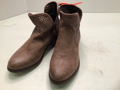 Natural Reflections, Women's Size 6.5 Boots, Ecommerce Return - Lot 235