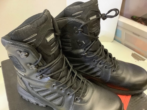 Magnum Response III Men's Size 10D Boots, Broken Shoelace Hook, Ecommerce Retur - Lot 319