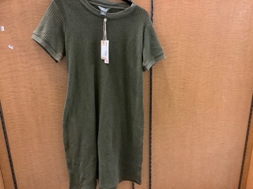 Natural Reflections Dress Size M, Discoloration on Sleeve - Lot 362