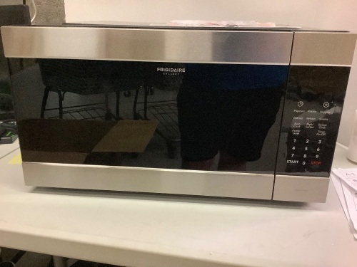 Frigidair Microwave Oven, Powers On, Keypad Doesn't Work, Ecommerce Return - Lot 160