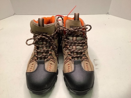 Mens hiking Boots, SIze 9, E-commerce Return  - Lot 252B