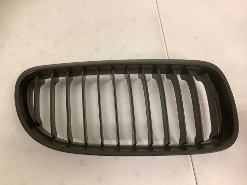 Lot of (2) BMW Grill, Appears New - Lot 545G