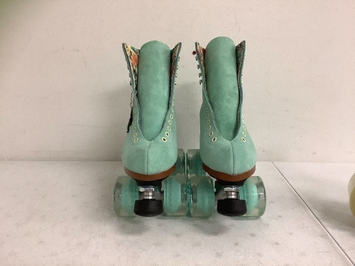 Moxi Roller Skates, 7M, Appears New - Lot 573